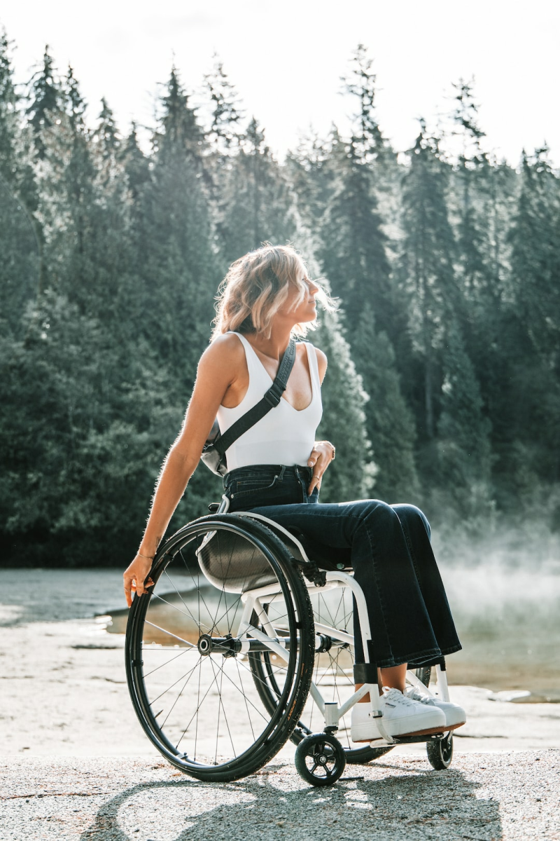 Guidelines for passport photos prohibit visible support, including wheelchairs. Correct posture can be achieved using a low-back chair.