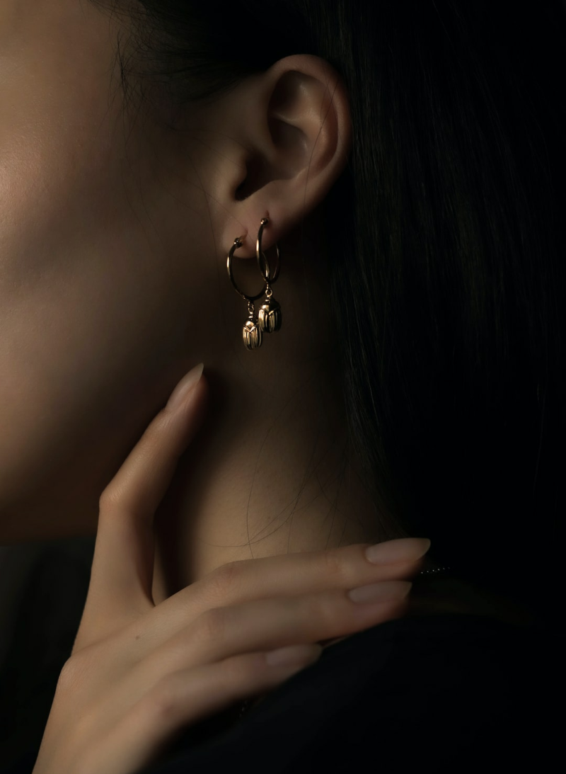 Wearing earrings in passport photos is generally allowed, as long as they don't cause reflections or shadows. Cultural or religious significance is respected.