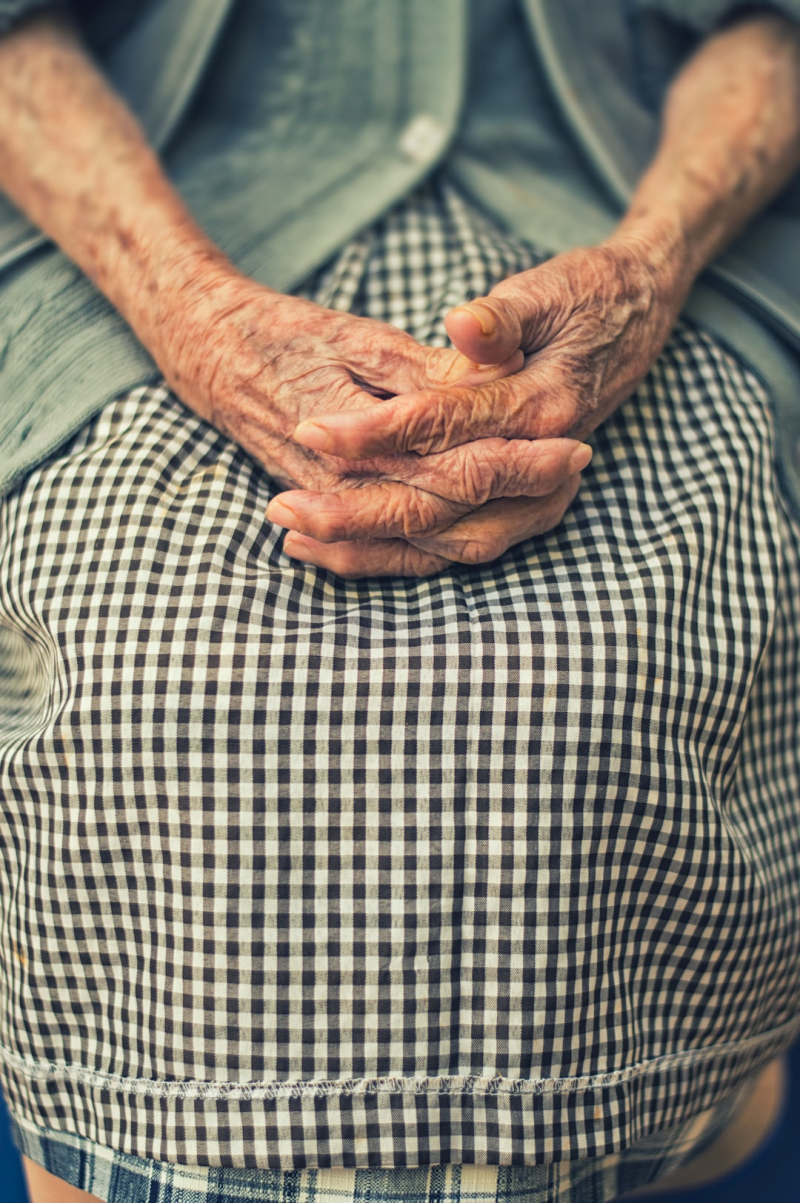 In passport photos, wheelchairs should not be visible. Individuals may use a low backrest chair for correct posture without showing the wheelchair.