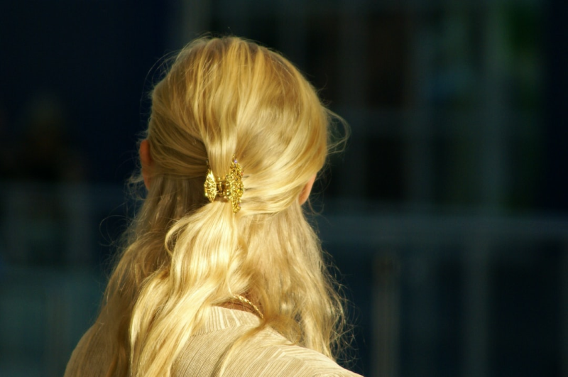 Wearing hairpins is permitted in passport photos, as long as they do not cause reflections and maintain your everyday hairstyle.